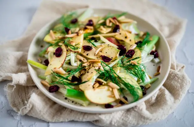 Apple & Almonds &ndash; snack on the 7-Day Balanced Meal Plan