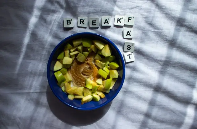 Apple & Peanut Butter &ndash; snack on the 7-Day Diabetic Meal Plan