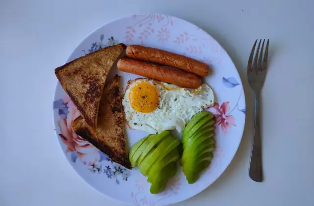 Avocado & Egg on Toast &ndash; breakfast on the 7-Day Vegetarian Meal Plan