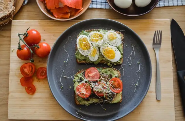 Avocado Toast with Chili Flakes &ndash; breakfast on the 7-Day Vegan Meal Plan