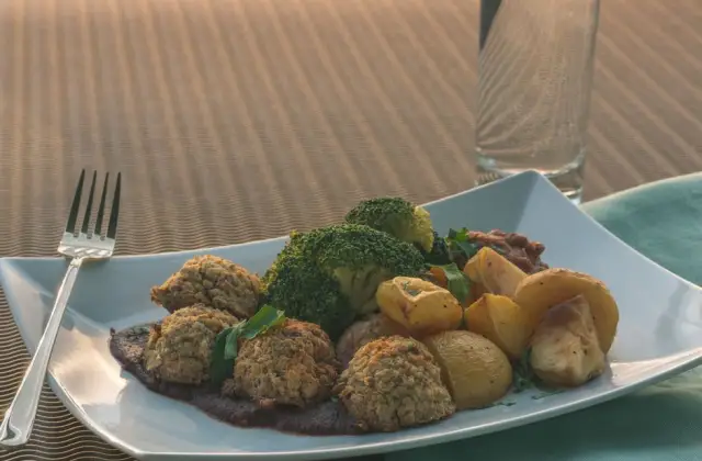 Baked Cod with Potatoes & Broccoli &ndash; dinner on the 7-Day Calorie Deficit Meal Plan