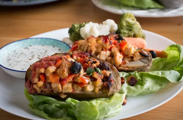 Baked Potato with Tuna & Corn &ndash; lunch on the 7-Day Balanced Meal Plan