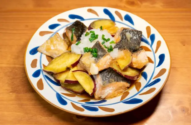 Baked Salmon with Sweet Potato &ndash; dinner on the 7-Day DASH Diet Meal Plan