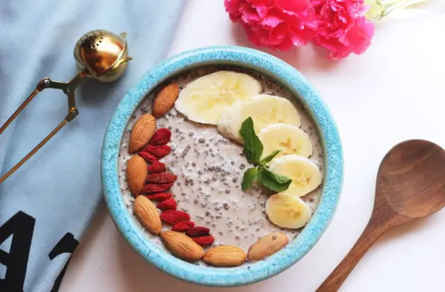 Banana & Almond Smoothie &ndash; breakfast on the 7-Day DASH Diet Meal Plan