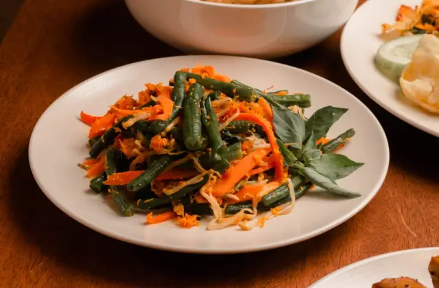 Bean & Vegetable Salad &ndash; lunch on the 7-Day DASH Diet Meal Plan
