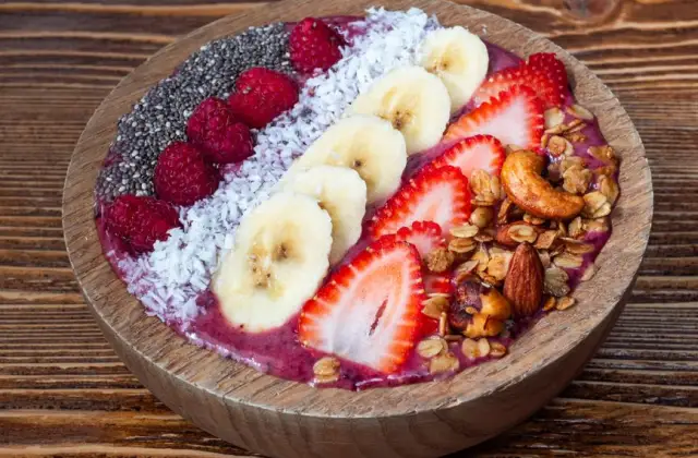 Berry & Banana Smoothie &ndash; breakfast on the 7-Day 2000 Calorie Meal Plan