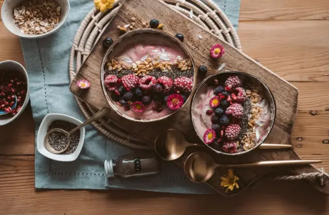 Berry & Oat Smoothie &ndash; breakfast on the 7-Day Vegan Meal Plan