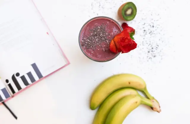 Berry Protein Smoothie &ndash; breakfast on the 7-Day 1,200 Calorie Meal Plan