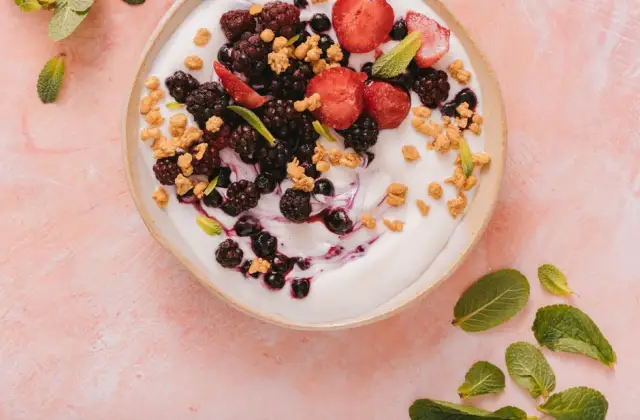 Berry & Walnut Yogurt Bowl &ndash; breakfast on the 7-Day Anti-Inflammatory Meal Plan