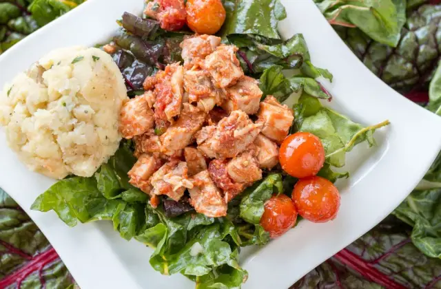 Big Chicken Salad with New Potatoes &ndash; lunch on the 7-Day Calorie Deficit Meal Plan