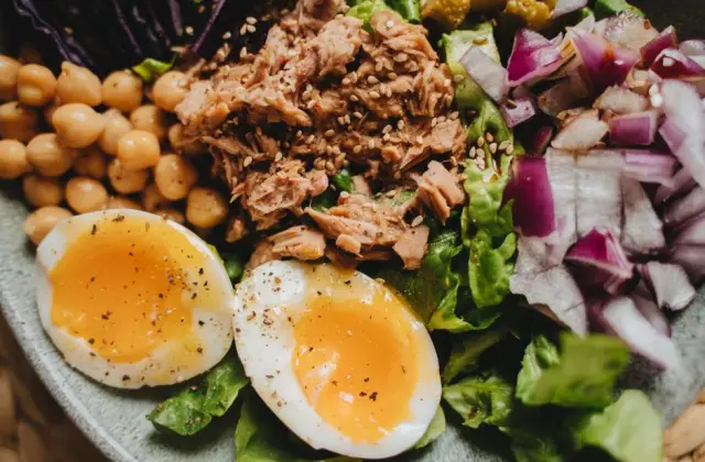 Big Rainbow Salad with Egg &ndash; lunch on the 7-Day DASH Diet Meal Plan