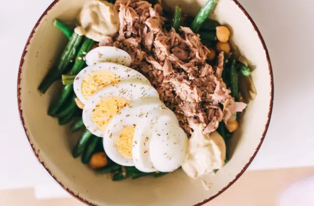 Boiled Eggs, Carrots & Hummus &ndash; snack on the 7-Day 1500 Calorie Meal Plan