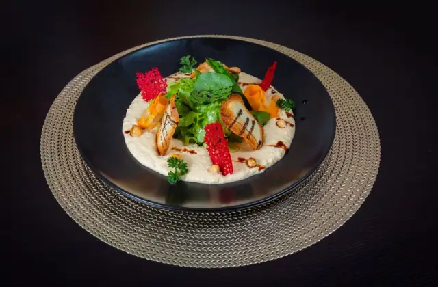 Carrot & Hummus &ndash; snack on the 7-Day PCOS Meal Plan