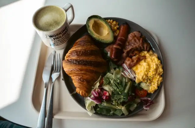 Cheddar Scramble & Butter Coffee &ndash; breakfast on the 7-Day Keto Meal Plan