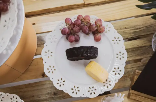 Cheese, Oatcakes & Grapes &ndash; snack on the 7-Day 2000 Calorie Meal Plan
