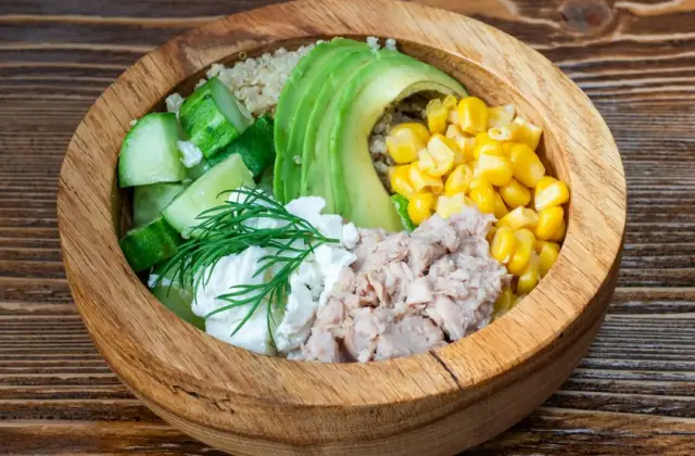 Chicken, Avocado & Quinoa Bowl &ndash; lunch on the 7-Day Balanced Meal Plan