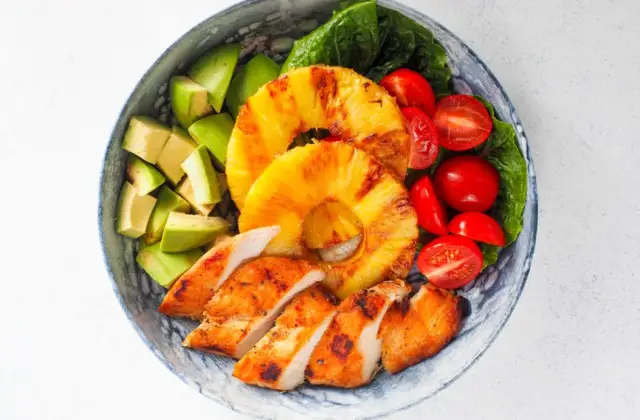 Chicken & Avocado Salad Wrap &ndash; lunch on the 7-Day 1500 Calorie Meal Plan