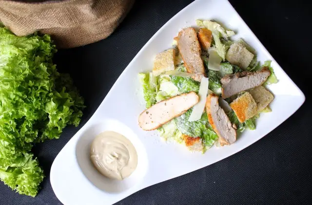 Chicken Caesar with Yogurt Dressing &ndash; lunch on the 7-Day 1500 Calorie Meal Plan
