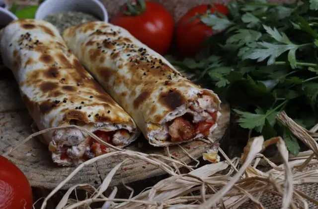 Chicken Pitta with Tzatziki &ndash; lunch on the 7-Day Calorie Deficit Meal Plan