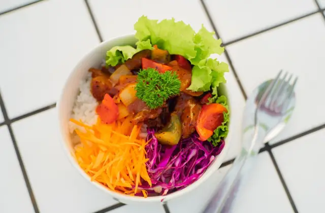 Chicken & Rice Burrito Bowl &ndash; lunch on the 7-Day High Protein Meal Plan