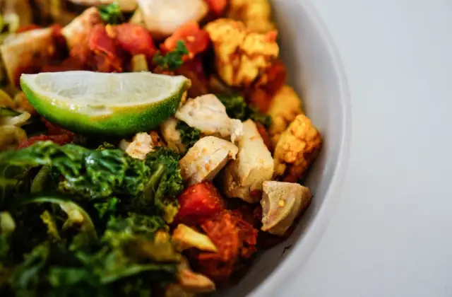 Chicken Thighs with Squash & Kale &ndash; dinner on the 7-Day High Protein Low Carb Meal Plan