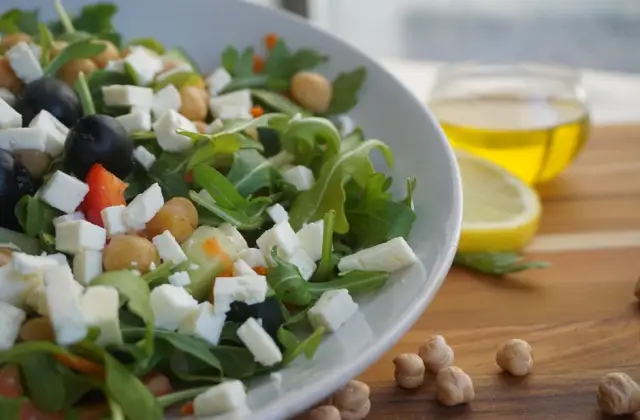 Chickpea & Feta Salad &ndash; lunch on the 7-Day 2000 Calorie Meal Plan