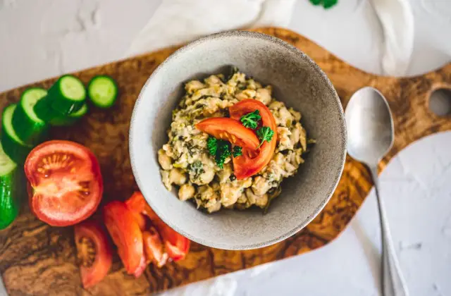Chickpea & Halloumi Salad &ndash; lunch on the 7-Day Vegetarian Meal Plan
