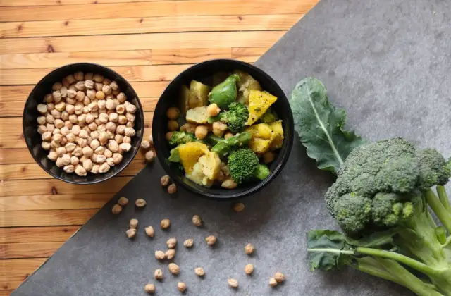 Chickpea & Roast Veg Bowl &ndash; lunch on the 7-Day PCOS Meal Plan