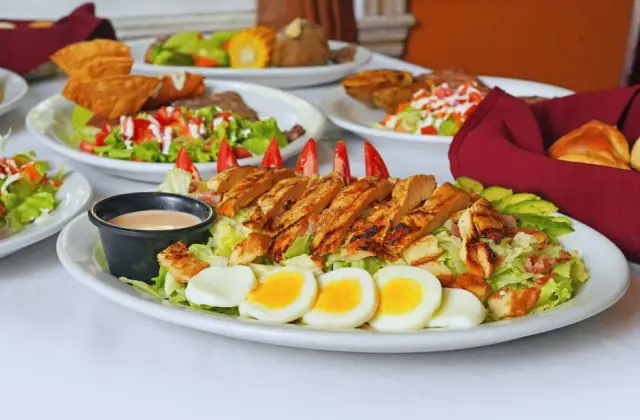 Classic Cobb Salad &ndash; lunch on the 7-Day Keto Meal Plan