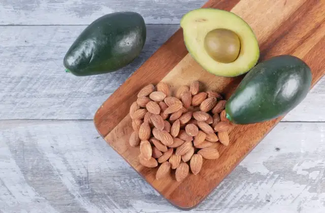Cocoa Almond Fat Bomb &ndash; snack on the 7-Day Keto Meal Plan