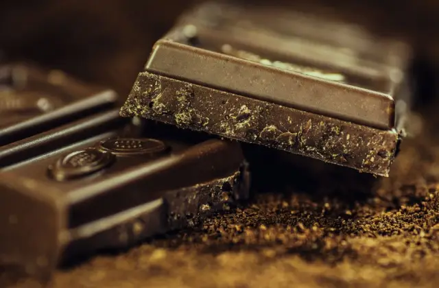 Cocoa Skyr with Dark Chocolate &ndash; snack on the 7-Day Calorie Deficit Meal Plan