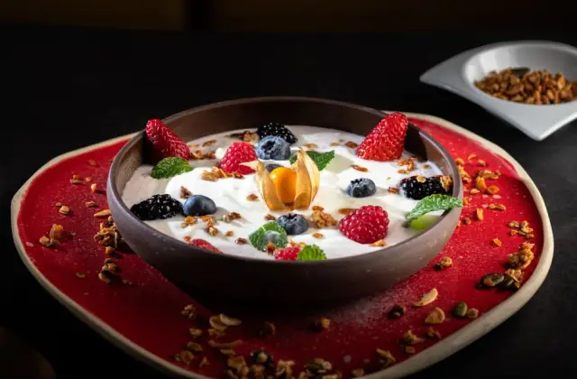 Coconut Yogurt with Granola & Berries &ndash; breakfast on the 7-Day Vegan Meal Plan