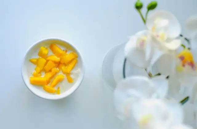 Coconut Yogurt with Mango &ndash; snack on the 7-Day Vegan Meal Plan