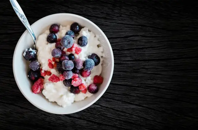 Cottage Cheese & Berries &ndash; breakfast on the 7-Day GLP-1 Meal Plan