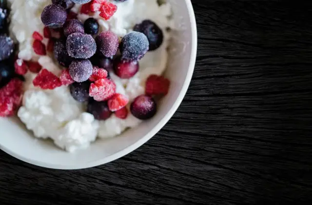 Cottage Cheese & Grapes &ndash; snack (4pm) on the 7-Day Intermittent Fasting Meal Plan (16:8)