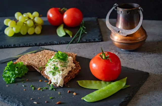 Cottage Cheese on Rye with Tomato &ndash; breakfast on the 7-Day 1500 Calorie Meal Plan