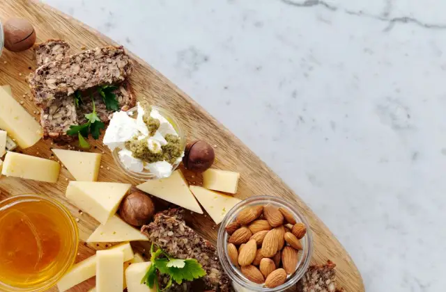 Cottage Cheese, Pineapple & Almonds &ndash; snack on the 7-Day Calorie Deficit Meal Plan