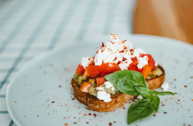 Cottage Cheese & Tomato Toast &ndash; breakfast on the 7-Day 1,200 Calorie Meal Plan
