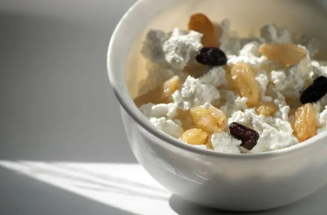 Cottage Cheese with Honey & Walnuts &ndash; evening snack on the 7-Day Muscle Gain Meal Plan