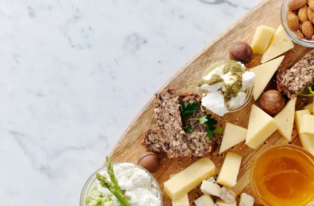 Cottage Cheese with Honey &ndash; evening snack on the 7-Day Muscle Gain Meal Plan