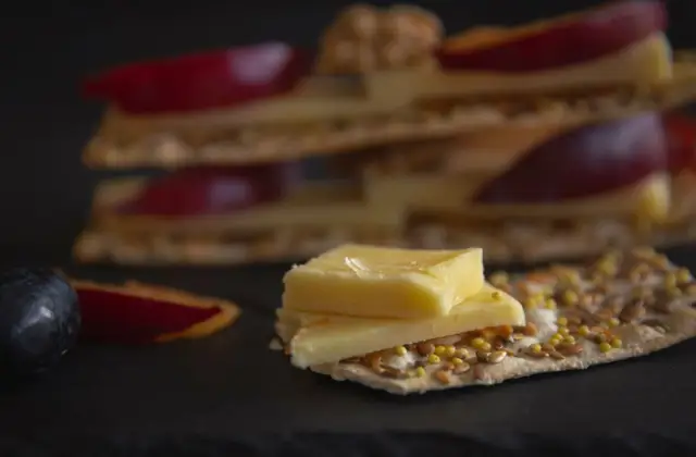 Crackers & Cheese &ndash; snack on the 7-Day 2000 Calorie Meal Plan