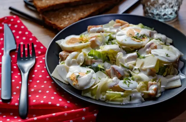 Creamy Mushroom Chicken Thighs &ndash; dinner on the 7-Day Keto Meal Plan