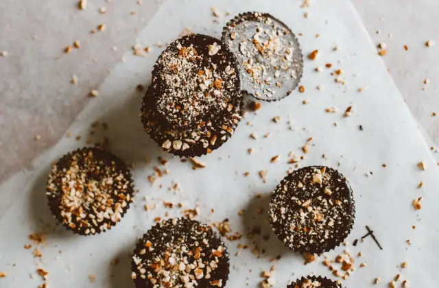 Dark Chocolate & Almonds &ndash; snack on the 7-Day Mediterranean Diet Meal Plan