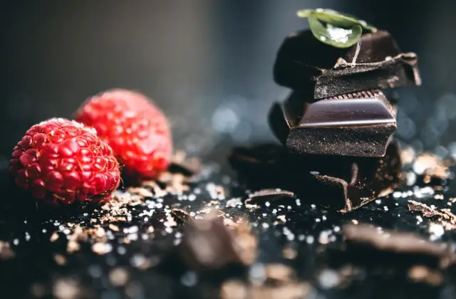 Dark Chocolate & Berries &ndash; snack on the 7-Day Anti-Inflammatory Meal Plan
