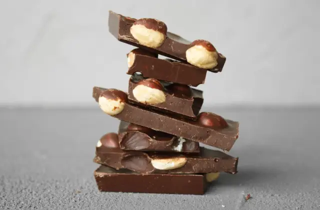Dark Chocolate & Brazil Nuts &ndash; snack on the 7-Day Balanced Meal Plan