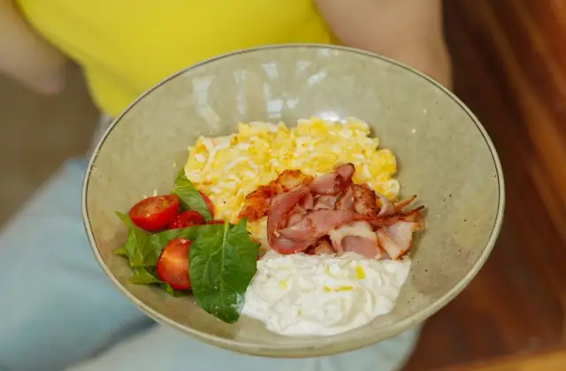 Egg & Cottage Cheese Scramble on Rye &ndash; breakfast on the 7-Day High Protein Meal Plan