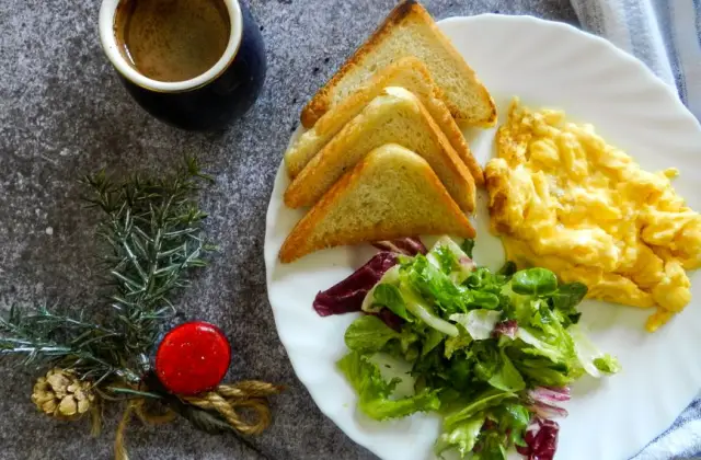 Egg & Vegetable Scramble on Toast &ndash; breakfast on the 7-Day Calorie Deficit Meal Plan