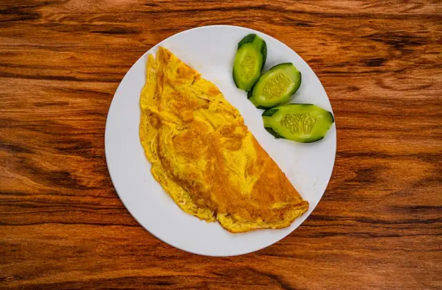 Egg White & Feta Omelette with Sourdough &ndash; breakfast on the 7-Day High Protein Meal Plan