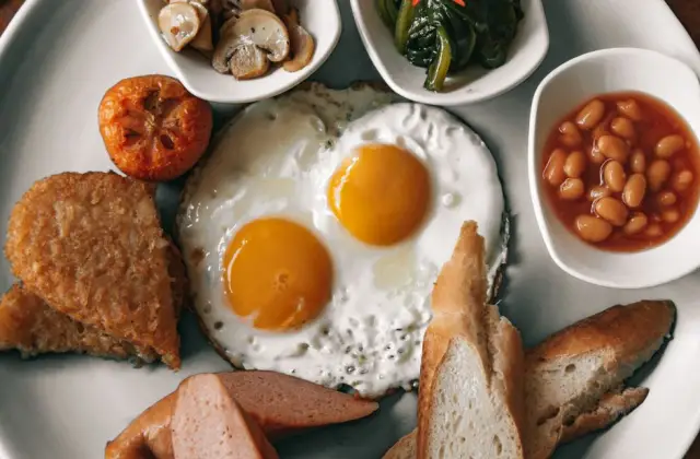 Eggs, Beans & Mushrooms on Toast &ndash; breakfast on the 7-Day Calorie Deficit Meal Plan