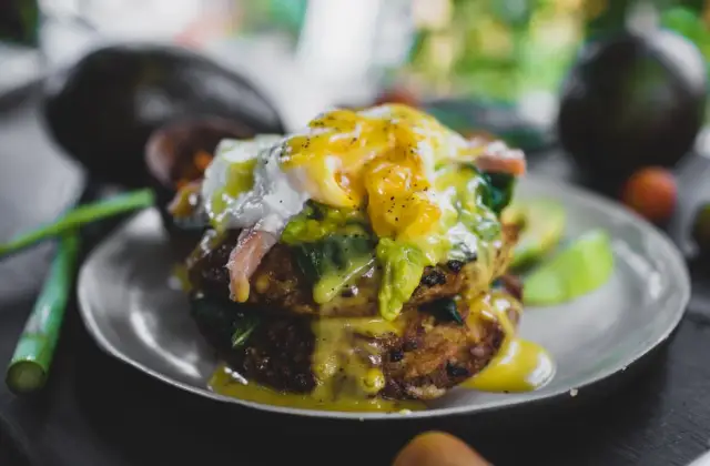 Eggs, Spinach & Avocado &ndash; breakfast on the 7-Day Anti-Inflammatory Meal Plan